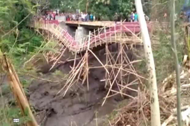 Jembatan Penghubung Desa Ambruk Diterjang Lahar Dingin Gunung Bromo