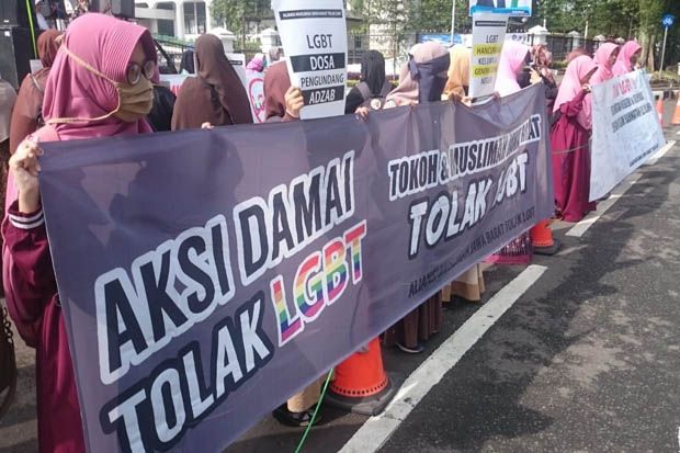 Puluhan Muslimah Unjuk Rasa Desak Pemerintah Hukum LGBT