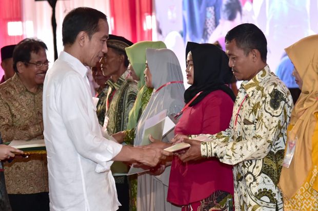 Serahkan Sertifikat Tanah di Bogor, Jokowi Ungkap Keluhan Masyarakat