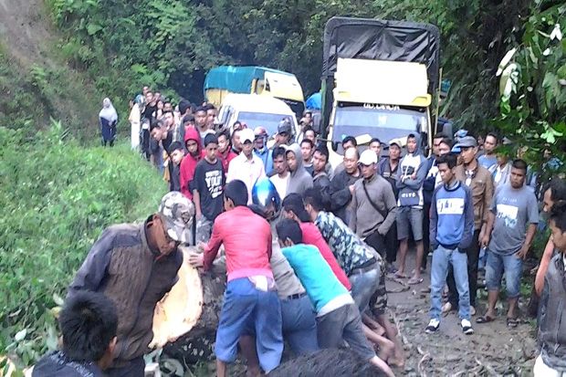 Longsor di Jalinsum Sumbar, Antrean Panjang Capai Puluhan Kilometer