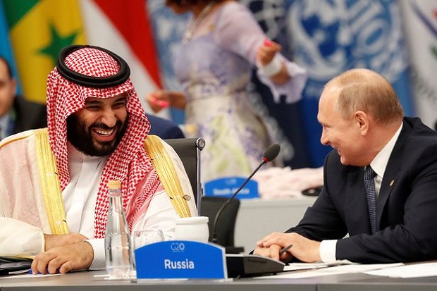 Saat Putin-MBS Saling Tertawa dan Jabat Tangan Bro di KTT G20