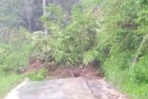 Longsor Tutup Jalan Poros Antar Kecamatan di Kapalapitu Toraja