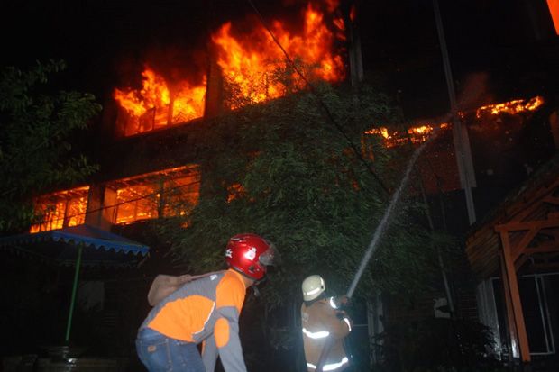 Gedung Rektorat Kampus Undar Jombang Terbakar Hebat