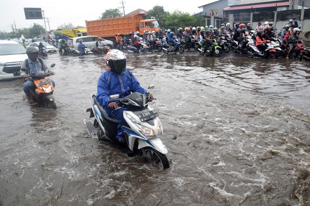 Kaligawe-Genuk Banjir, Jalur Pantura Semarang-Demak Macet Parah