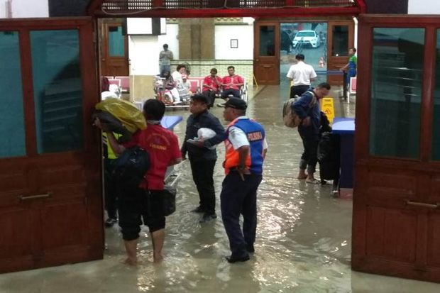 Hujan Deras, Stasiun Semarang Tawang Terendam Banjir