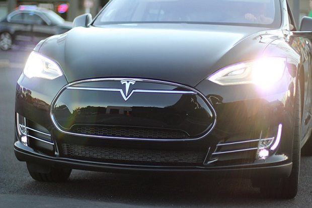 Tesla Ngebut Autopilot, Driver Mabuk Tidur di Belakang Kemudi
