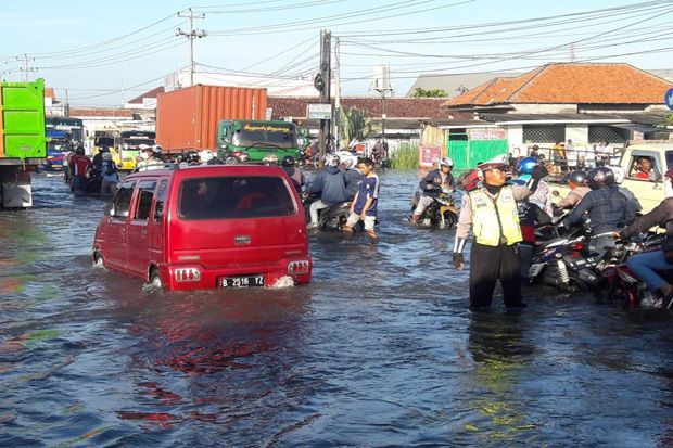 Banjir Pantura Kaligawe Masih Parah, Banyak Sepeda Motor Mogok
