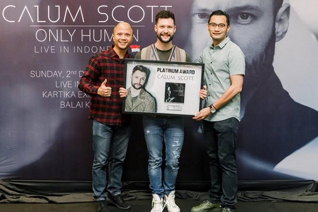 Datangi Indonesia, Calum Scott Terima Sertifikasi Platinum