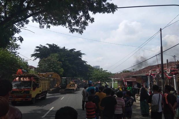 Eksekusi Lahan di Solo Ricuh, Buldozer Dilawan dengan Bambu