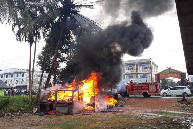 Diduga Tersambar Petir, Bengkel Tambal Ban Hangus Terbakar