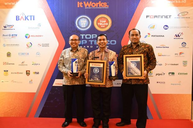 Bupati Batang Terima 2 Penghargaan dari Majalah IT Work