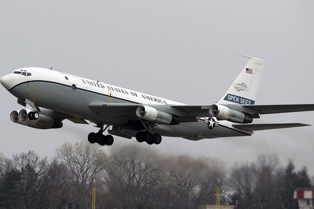 Selain Kapal Perang, AS Kirim Pesawat Militer Terbang di Atas Ukraina