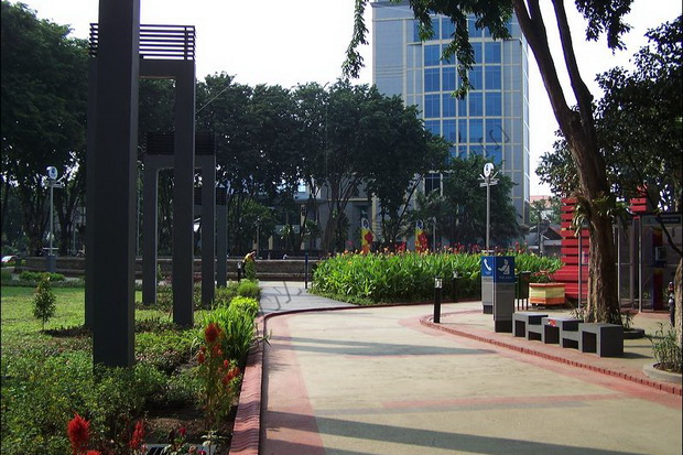 Asyiknya Plesir ke Taman Bungkul Surabaya