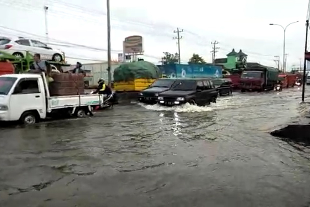 Banjir Rendam Jalan Utama Penghubung Surabaya-Jakarta di Jalur Pantura