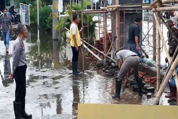 Mapolsek Genuk Semarang Kebanjiran, Polisi Bikin Tanggul Darurat