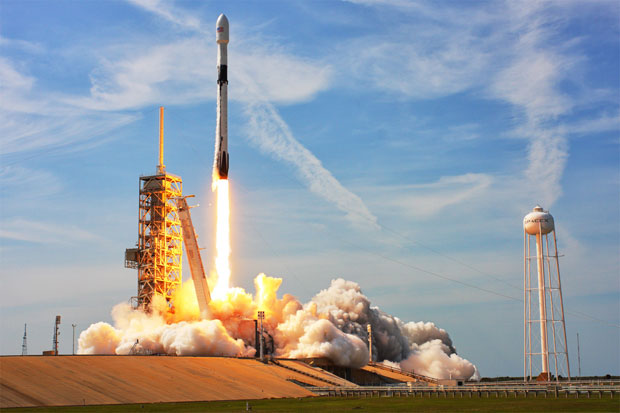 Pakai Pendorong Bekas, SpaceX Terbangkan 64 Satelit Sekaligus