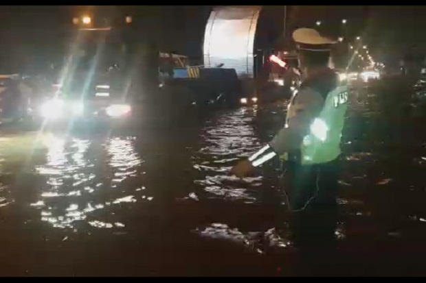 Banjir Parah, Arus Lalin Jalur Pantura Semarang Tersendat