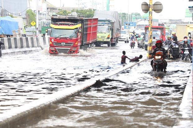 Akibat Banjir, Jalur Pantura Kaligawe Berlubang dan Macet