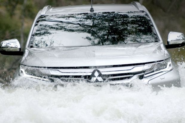 Ini Cara Aman saat Anda Memutuskan Mobil Menerabas Banjir