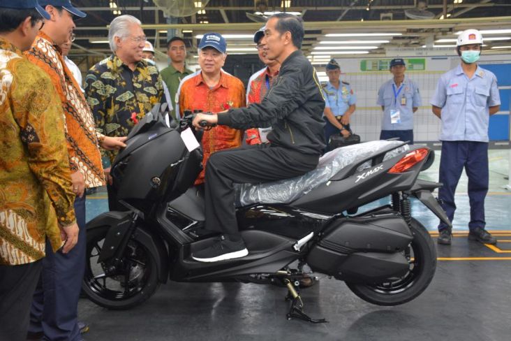 Momen Jokowi Lihat Produksi Hingga Naik Yamaha XMax