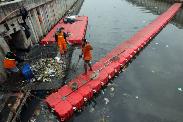 Sebabkan Banjir, Warga Buang Sampah di Sungai Bakal Dihukum