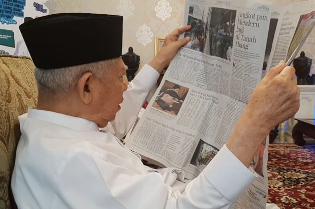 Memulai Aktivitas Pagi, KH Maruf Rutin Membaca Koran
