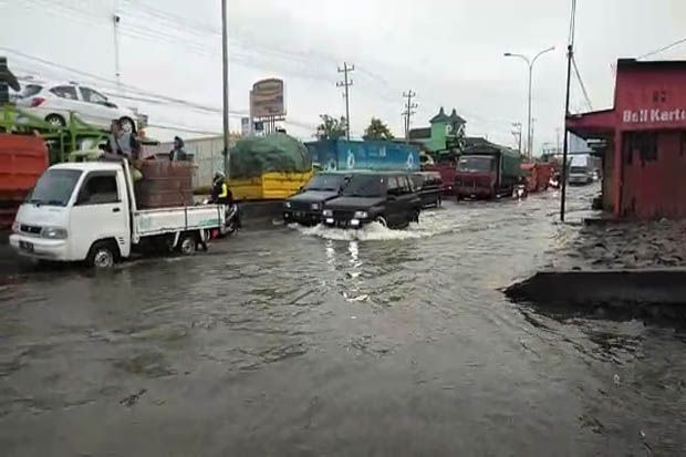 Banjir Kaligawe Semarang Belum Juga Surut, Arus Lalu Lintas 5 Km/Jam