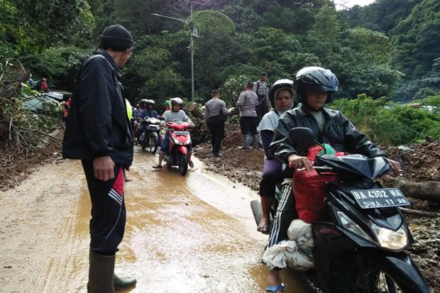 Jalan Solok-Padang Longsor 30 Meter, 1 Mobil Ikut Terseret