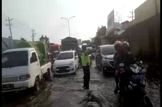 Banjir Hari ke-10, Jalur Pantura Kaligawe Semarang Masih Tersendat