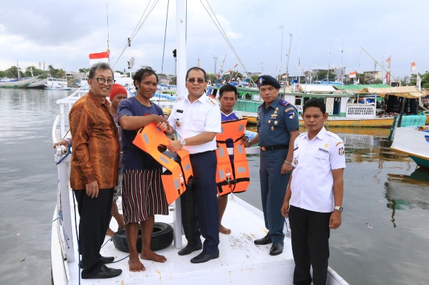 Dukung Keselamatan, Pelni Bagikan Life Jacket ke Pelayaran Rakyat