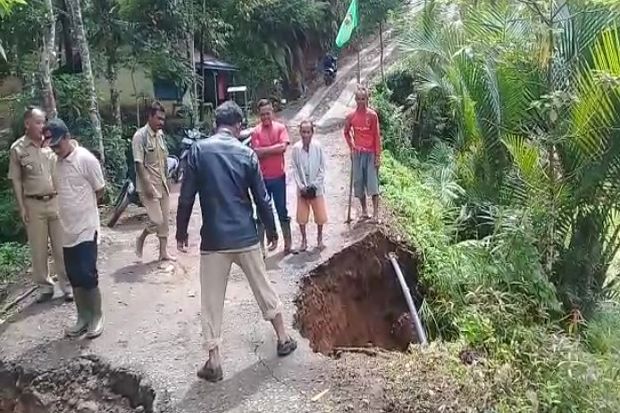 Jembatan Ambles, Aktivitas Warga di Pangandaran Terhambat