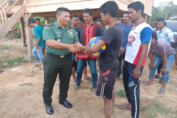 Kesabaran Anggota TNI Mengenalkan Olahraga pada Suku Anak Dalam