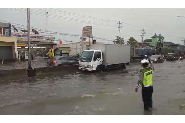 Hujan Deras, Banjir Jalur Pantura Semarang Makin Tinggi