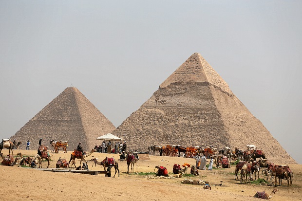 Mesir Tangkap 2 Warga yang Bantu 2 Turis Telanjang di Piramida