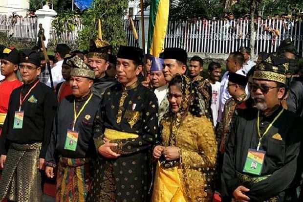 Jokowi Terima Gelar Adat Riau Datuk Seri Setia Amanah Negara