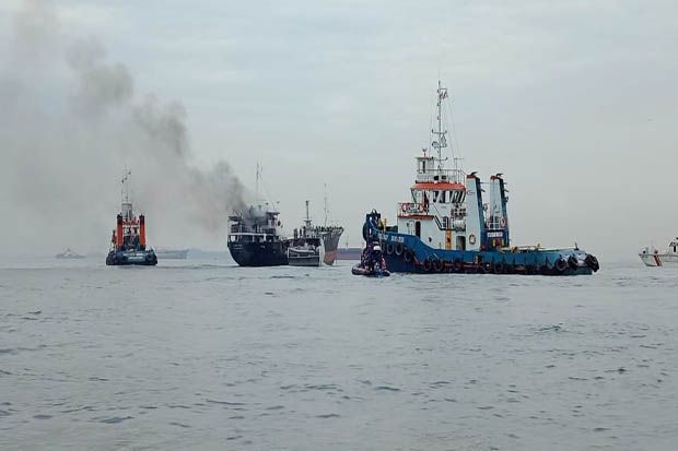 Kapal Berbendera Mongolia Terbakar di Pelabuhan Batuampar Batam
