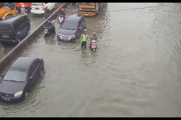 Banjir Kaligawe Semarang Parah, Kendaraan Nekat Melintas Mogok