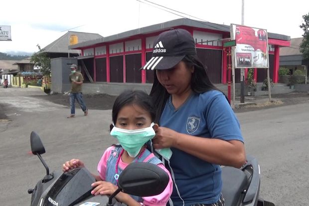 52.000 Masyarakat Terdampak Erupsi Gunung Soputan Membutuhkan Masker