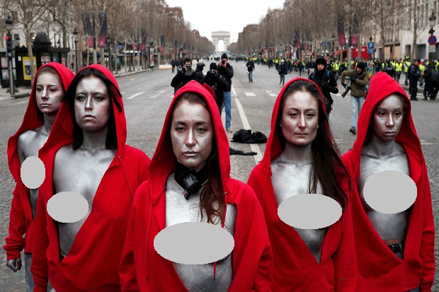Wajah Baru Demo Prancis: Wanita Silver Umbar Dada vs Polisi