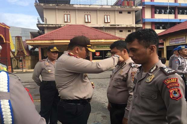 Rambut-Jenggot Tak Rapi, Anggota Polres Tana Toraja Cukur di Tempat