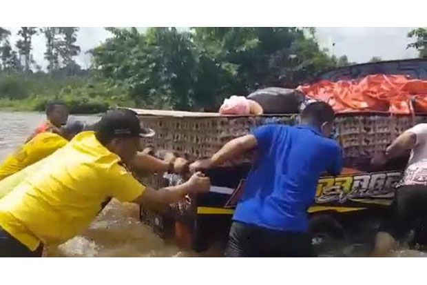 Jalan Trans Kalteng-Kalbar Terendam Banjir, Puluhan Kendaraan Mogok