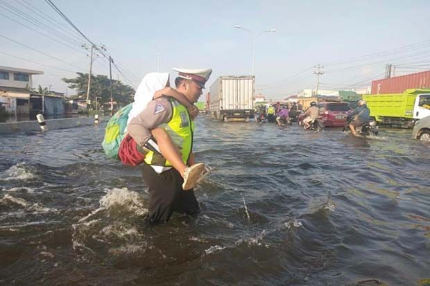 Cerita Polisi Gendong Bocah Seberangi Banjir Kaligawe demi Ambil Rapor
