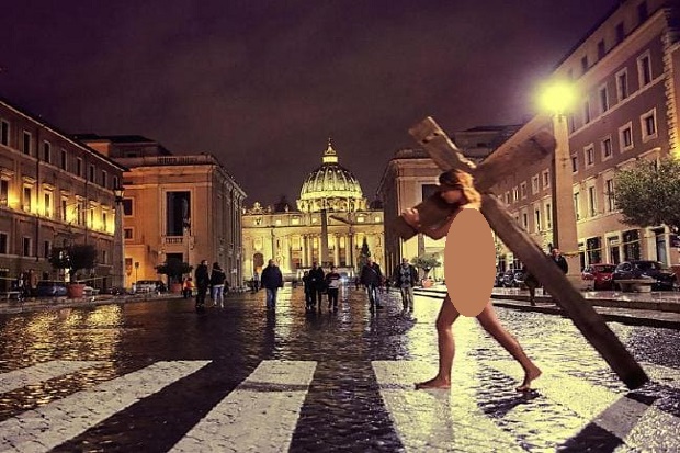 Berfoto Telanjang di Vatikan, Model Playboy Ditangkap Polisi