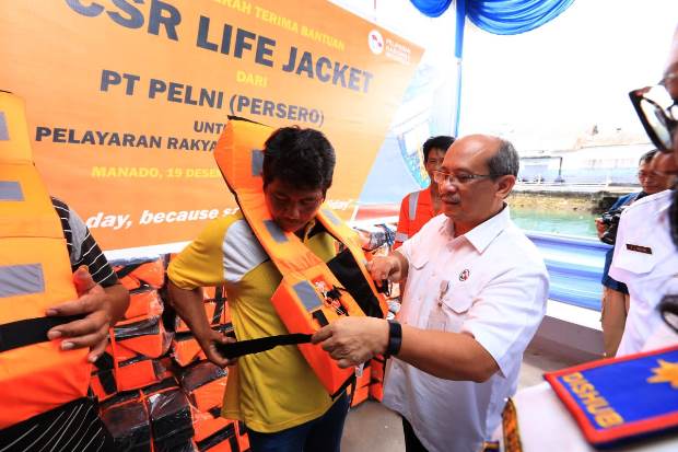 Pelni Berbagi Life Jacket untuk Pelayaran Rakyat di Manado