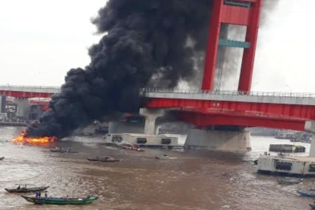 Kapal Pengangkut BBM Meledak di Sungai Musi