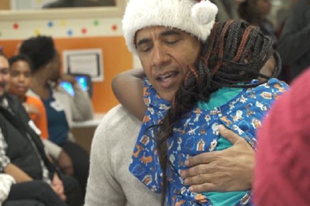 Jadi Sinterklas, Obama Beri Kejutan Anak-anak di Rumah Sakit