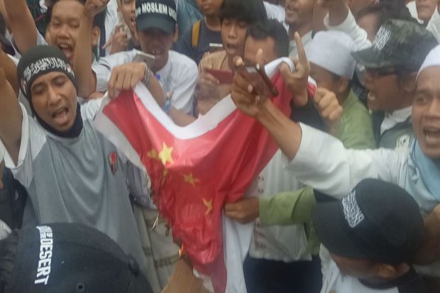 Massa Aksi Bela Uighur Bakar Bendera China