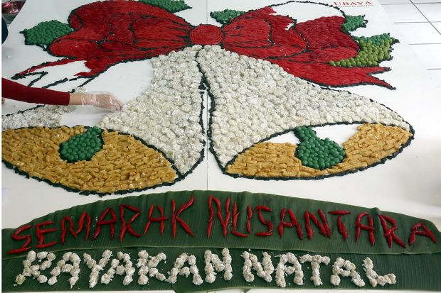 Mahasiswi Ubaya Ubah Kue Tradisional Jadi Lonceng Natal Raksasa