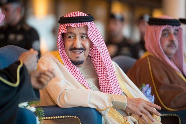 Ketika Raja Salman Lihat Foto Raja Faisal Kunjungi Indonesia