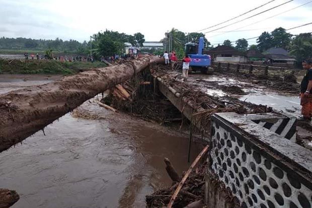 Akibat Banjir Bandang Jalur Nasional Denpasar Gilimanuk Lumpuh